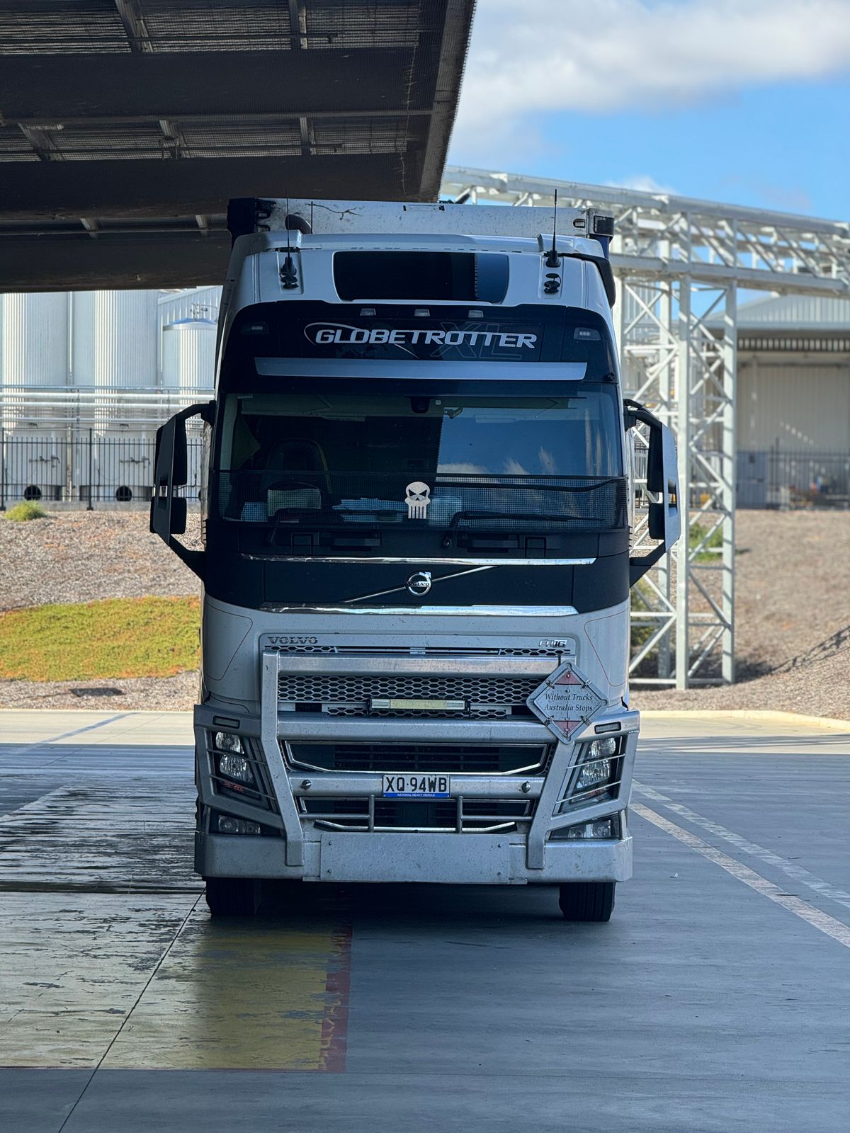 Volvo FH Globetrotter lastbil ved vaskestation