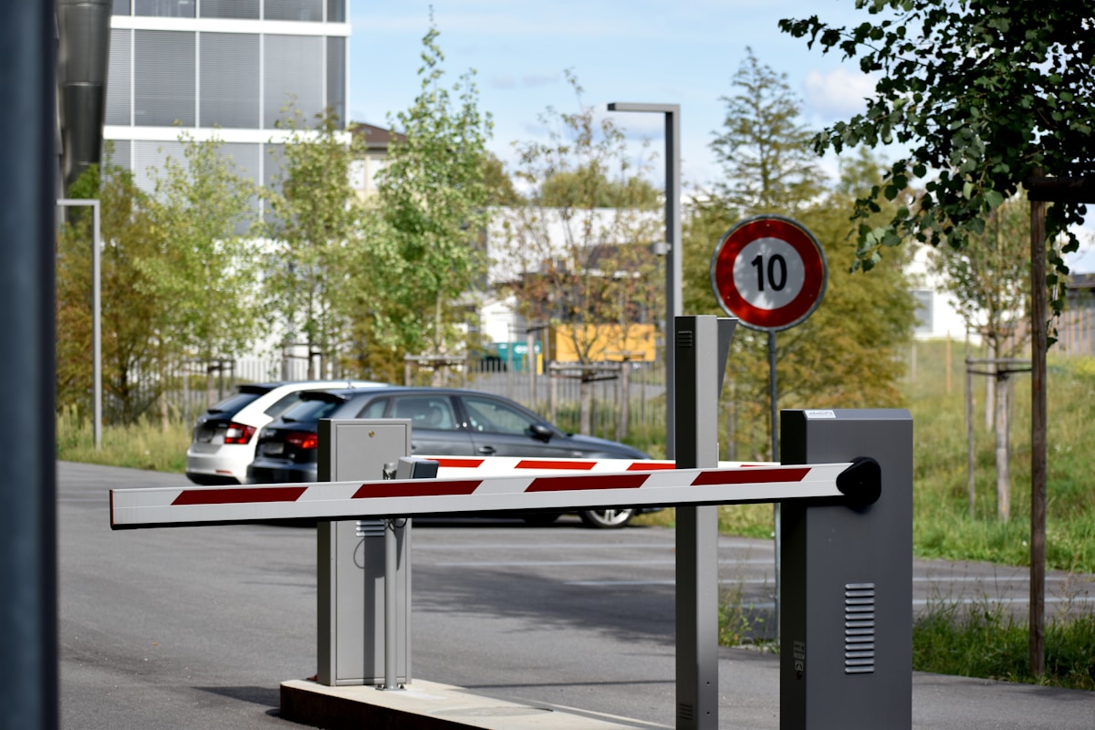 Moderne parkeringsbom ved anlæggets indkørsel